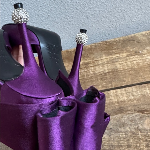 Roger Vivier Plum Purple Bow Crystal Pumps  size 39 - Picture 8 of 8